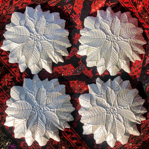 [akcam] NWT Set of Four 8” Plates - Silver Glitter Poinsettia Design - Picture 3 of 11